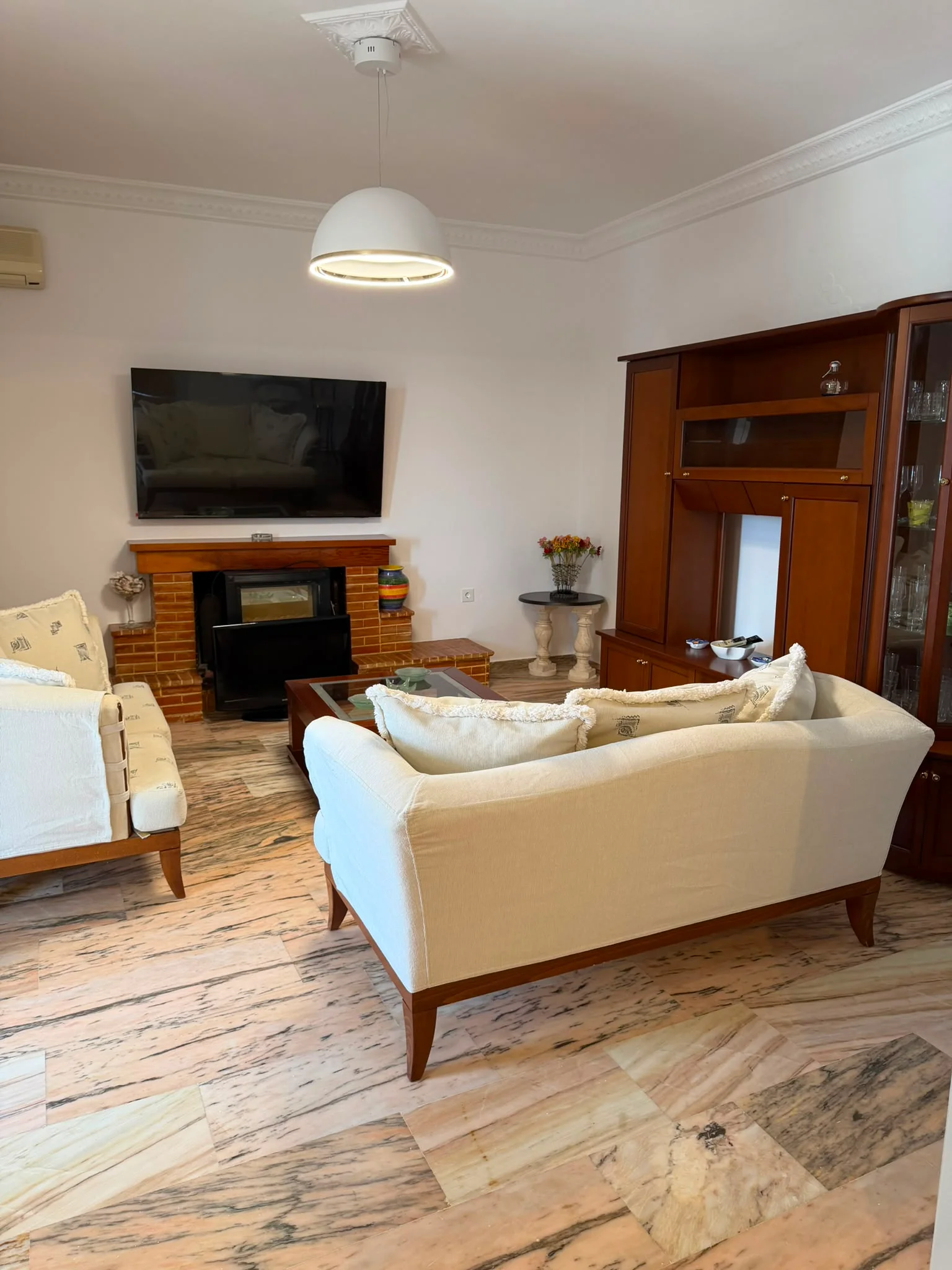 Bright, furnished living room with Smart TV